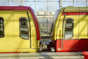 Bild 36 2x BR 481 mit verschiedenen Lackierungen (rot/gelb)