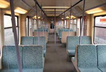 Bild 40 Innenansicht  gr&uuml;ne Stoffsitze, hellblaue Haltestangen