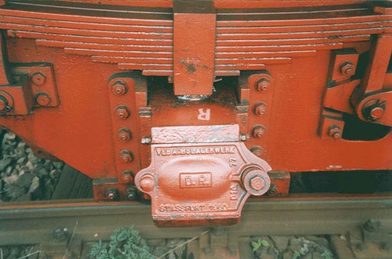 Bild 12 Nahaufnahme Achsfeder und VEB Achslagerdeckel Werk Stassfurt