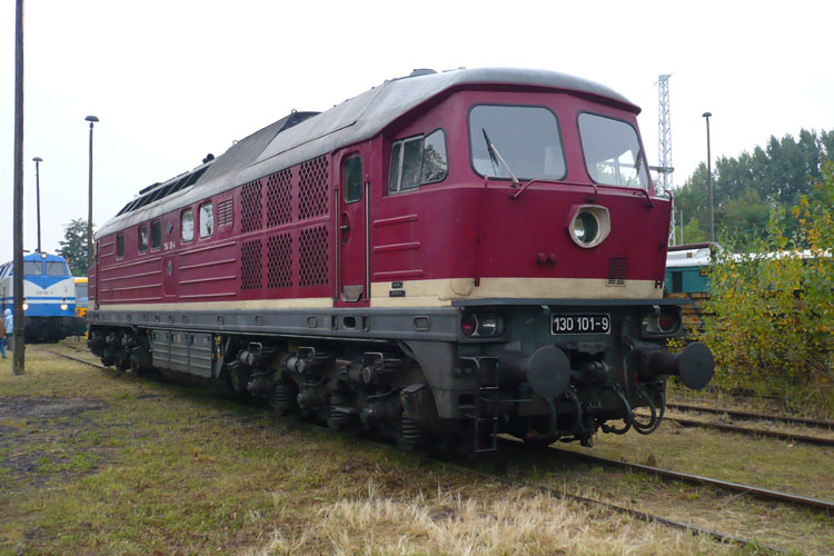Bild 13 Rangierlok genannt K&ouml;f zwischen Wasserkrahn, Parkbank und Weichenlaterne