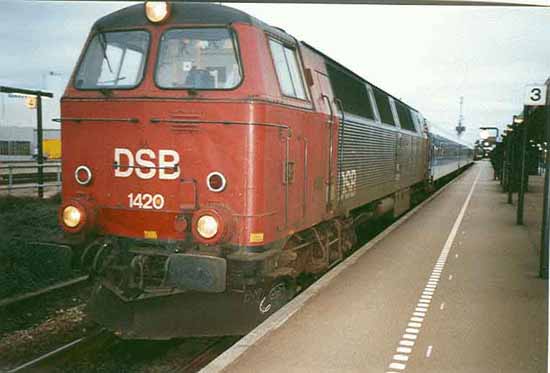 Bild 18 Diesellok der DSB rot/silber