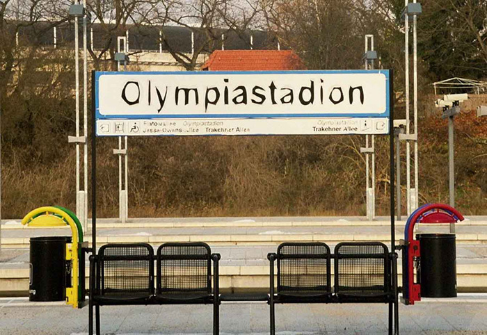 Bild 1 Stationsschild Olypiastadion