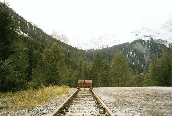 Bild 26 Blick auf einen Prellbock, dahinter ein Abgrund