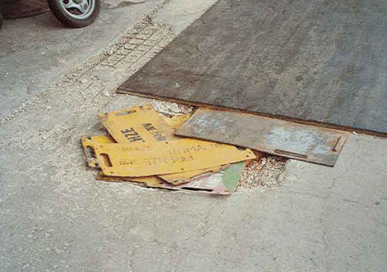 Bild 35 Zuglaufschilder als Schlaglochabdeckung 