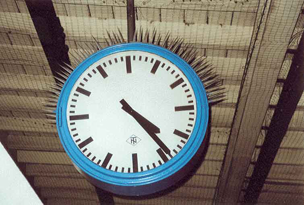 Bild 38 mit Spitzen belegte Uhr