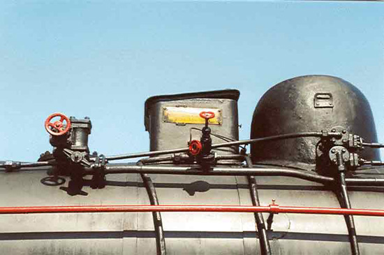 Bild 39 Rohr- und Hahngest&auml;nge am Kessel