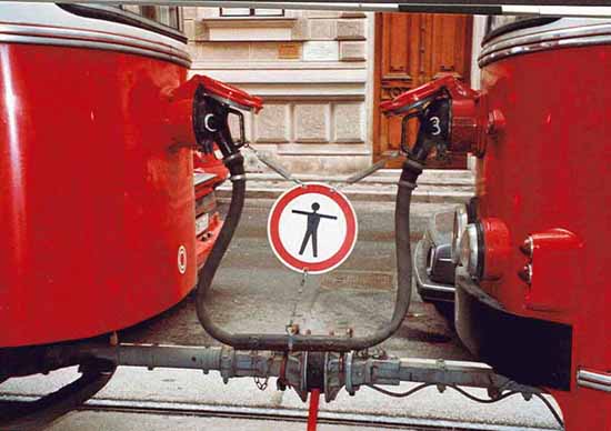 Bild 4 Zwischen 2 Strassenbahnwagen, Schild, Durchgang verboten