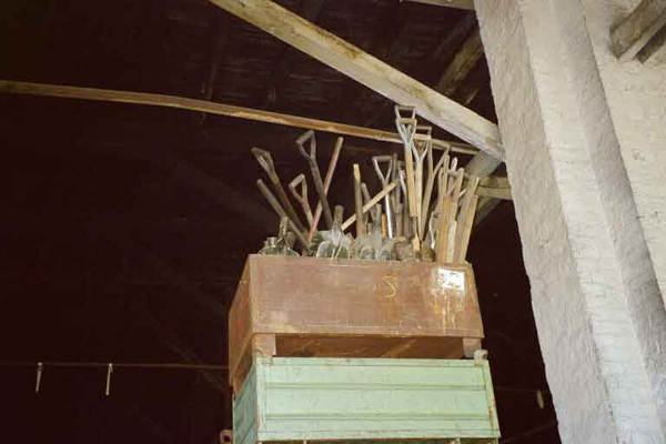 Bild 64 Kohlenschaufeln in einer Kiste gestapelt 