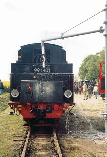 Bild 8 Lok 99 1401 direkt von hinten beim Wasserfassen Kasten ist voll und alles l&auml;uft &uuml;ber 
