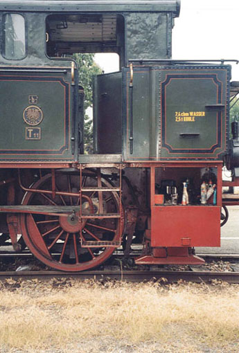 Bild 9 Seitenanscicht F&uuml;hrerstand, darunter ein Treibrad